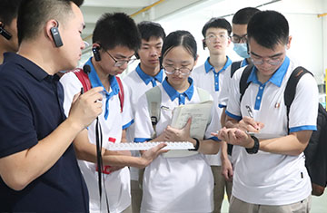 玉環(huán)中學(xué)學(xué)子來訪